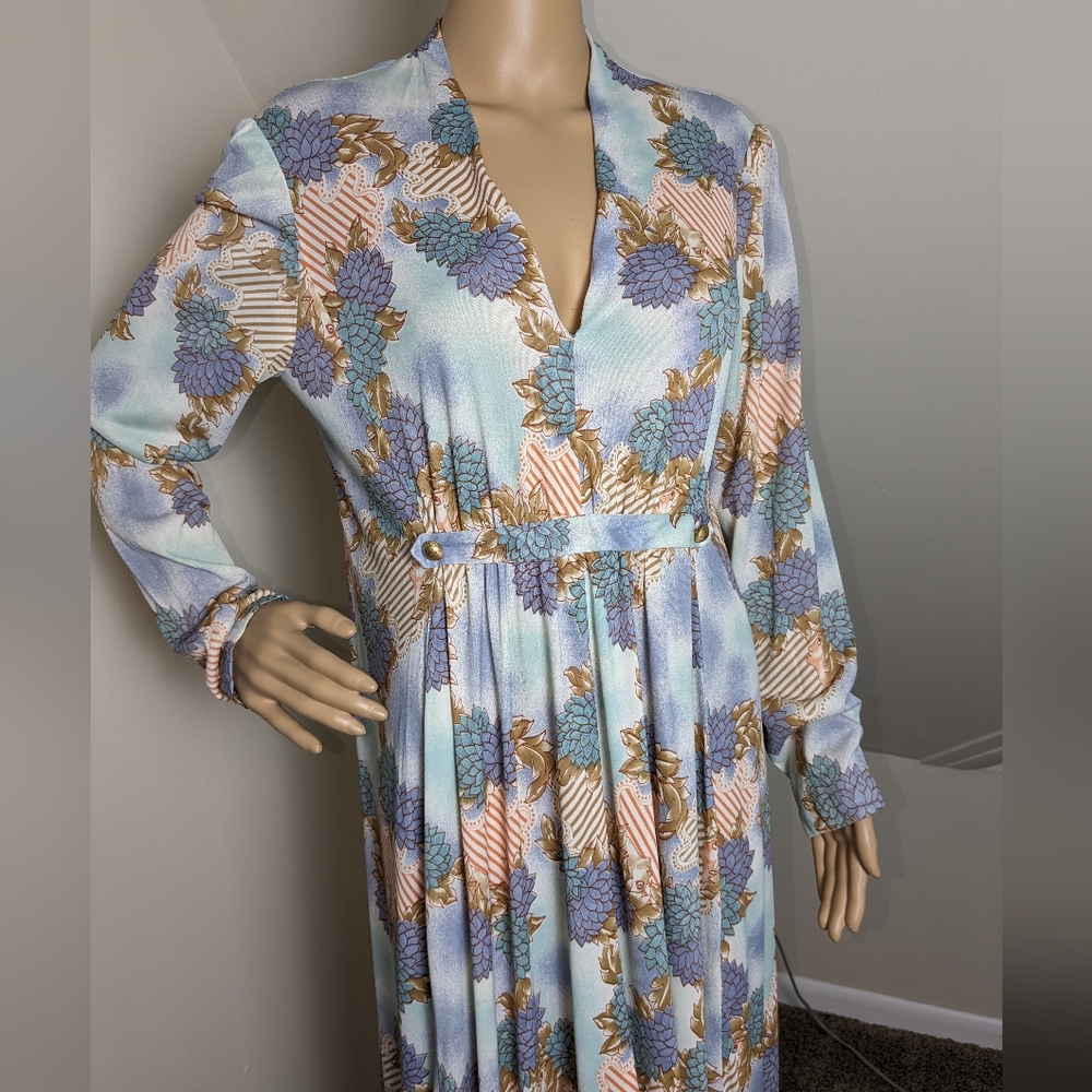 Flowing Vintage Gown With Unique Pattern - image 3